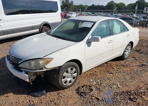 2005 Toyota Camry Le z USA, uszkodzony, nr VIN 4T1BE32K75U633665